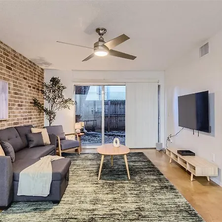 2B Getaway - Sleeps 6 - Pool, Pkg - Walk Dtwn Apartment